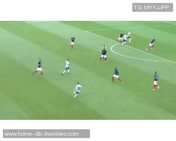 美式足球的魅力与文化探秘：从场上竞技到球迷狂欢的全景体验