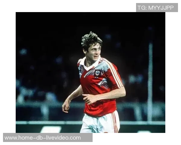 足球传奇巨星的辉煌岁月与不朽成就揭秘球迷心中的永恒偶像 足球传奇巨星的辉煌岁月与不朽成就揭秘球迷心中的永恒偶像